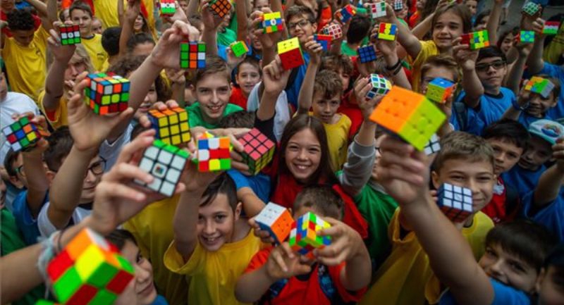 flashmobbal-unnepeltek-a-rubik-kocka-50-evfordulojat-budapesten.jpg